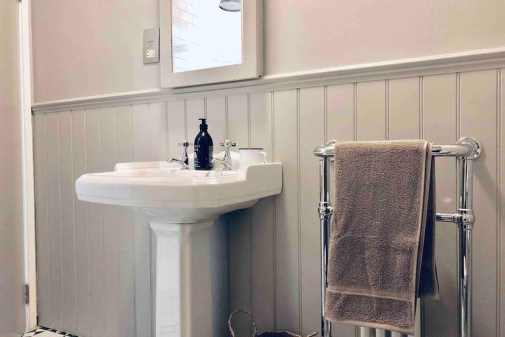 Seaside Escape - Gorgeous 2 Bed Apartment In St-Leonards-On-Sea Хейстингс Екстериор снимка